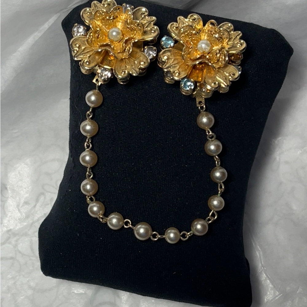 Elegant Gold Color Floral Pearl Chain Brooch
 Clip for sweater, shawl or cape - Picture 5 of 9